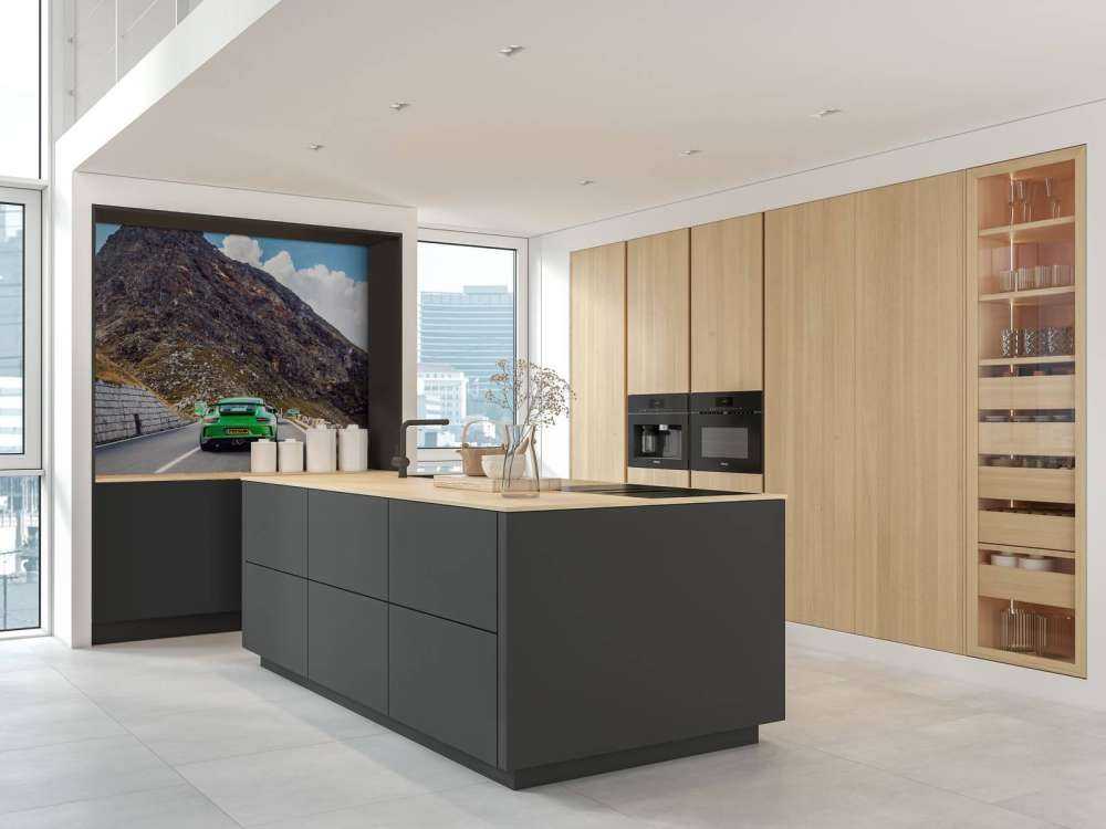 Bergpas con auto sportivi