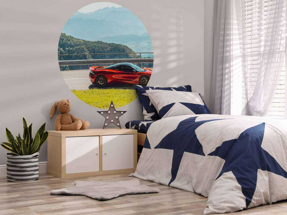 Guidando attraverso il panorama montano