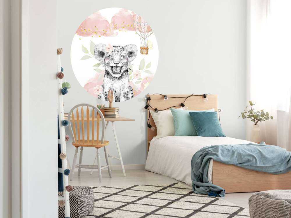 Cucciolo di leone allegro e palloncino