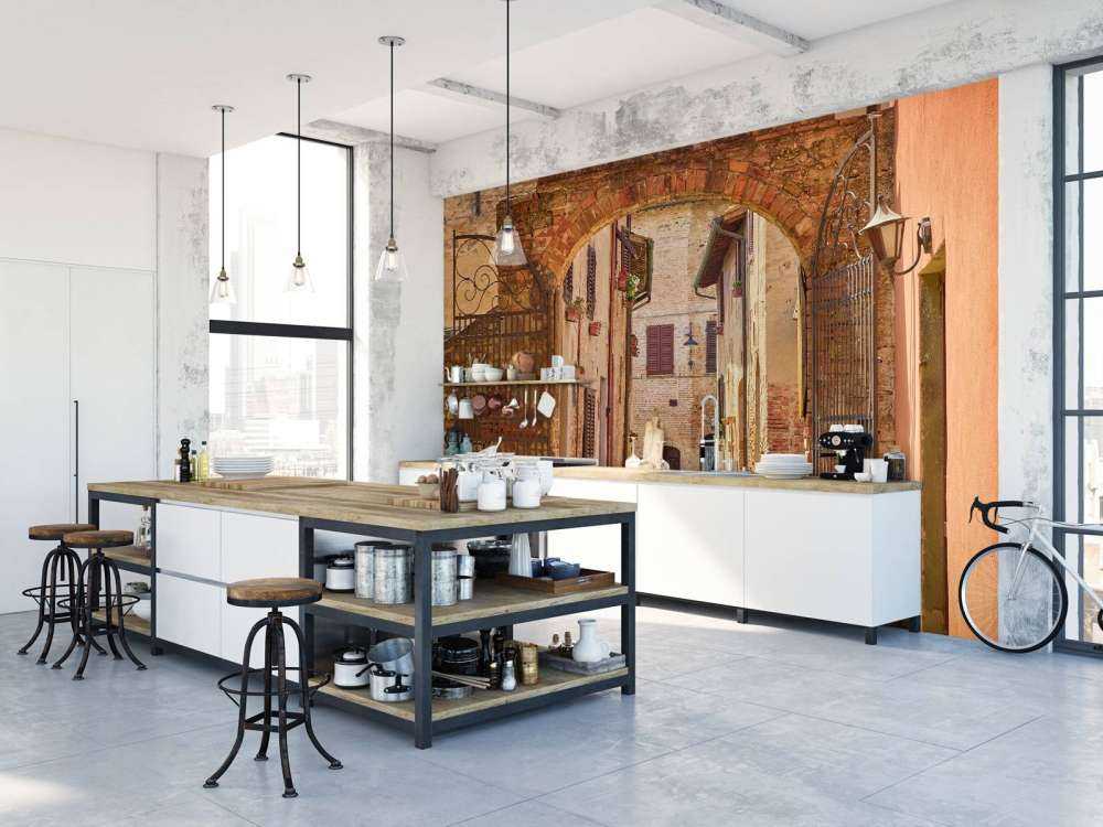 Strada con arco e cancello