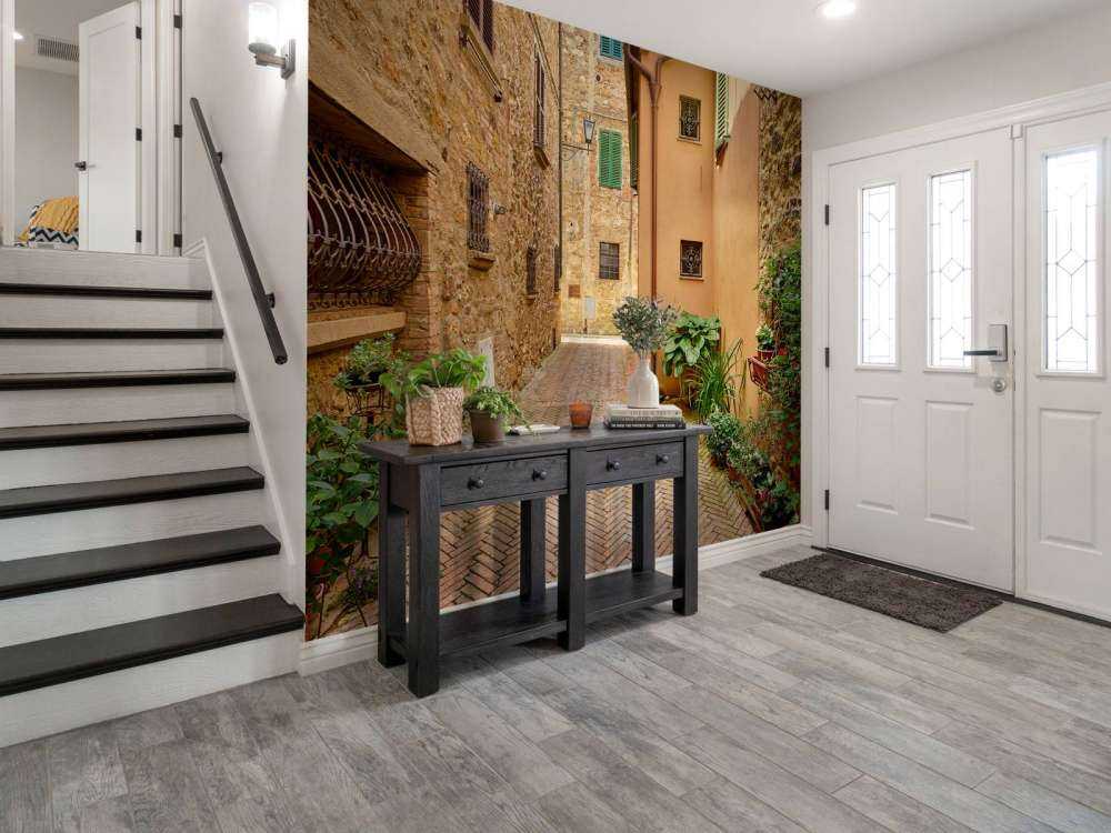 Strada con piante e fiori