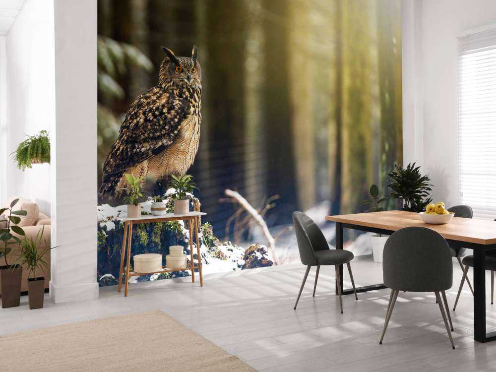 Gufo in foresta innevata