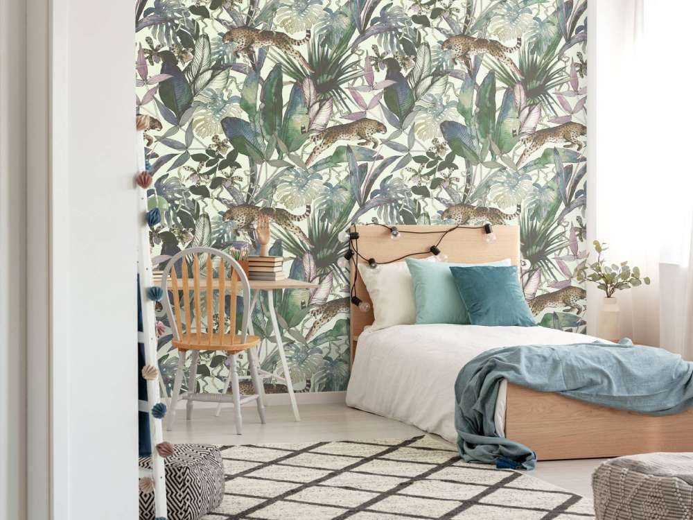 Ghepardo tra le foglie tropicali