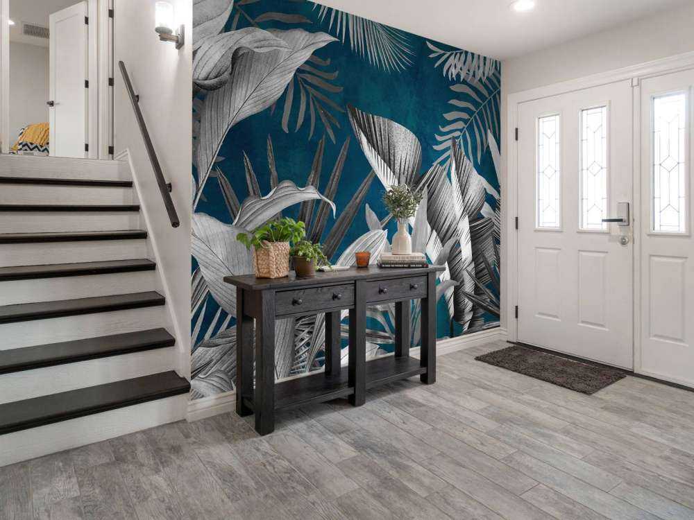 Foglie tropicali su sfondo blu