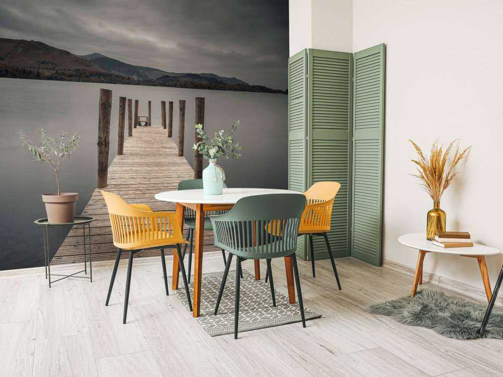 Pontile su un lago tranquillo