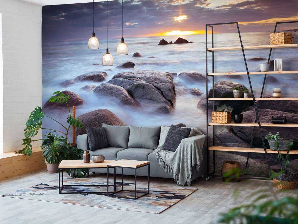 Tramonto su una costa rocciosa