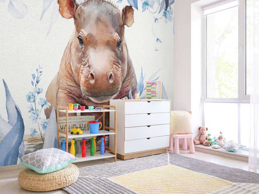 Baby ippopotamo tra le foglie blu