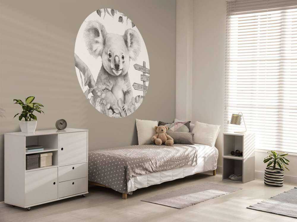 Baby koala nella giungla beige
