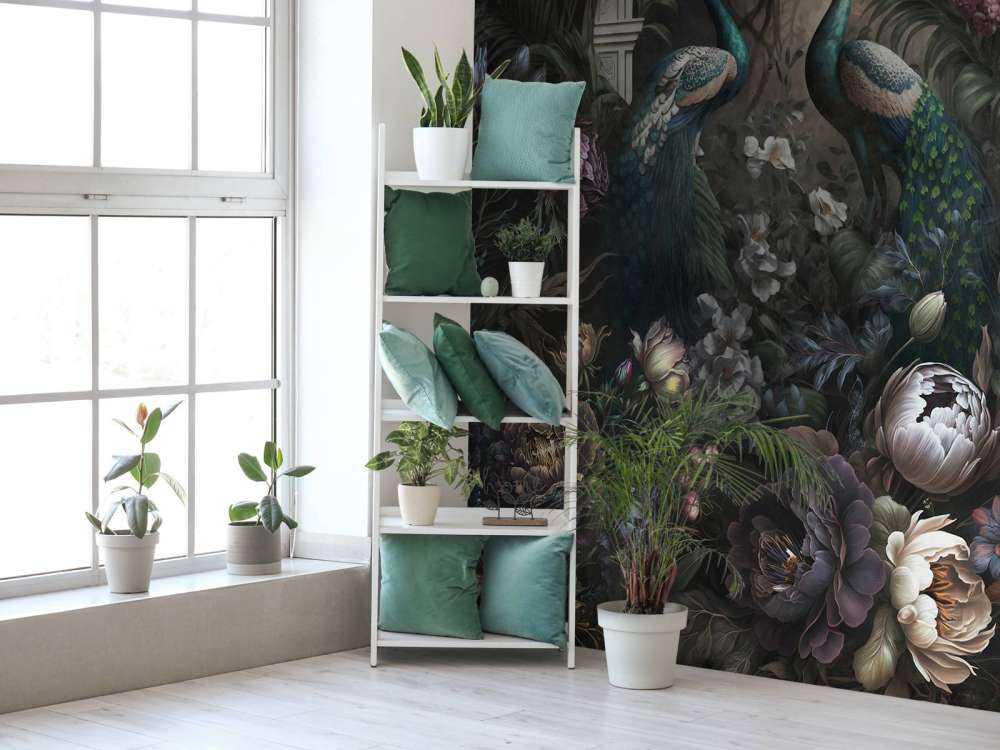 Sussurri di Pavoni nel Giardino Oscuro