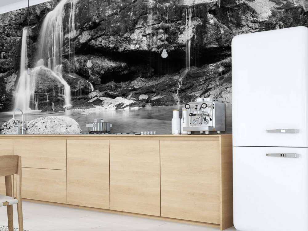 Cascata su un muro di pietra 