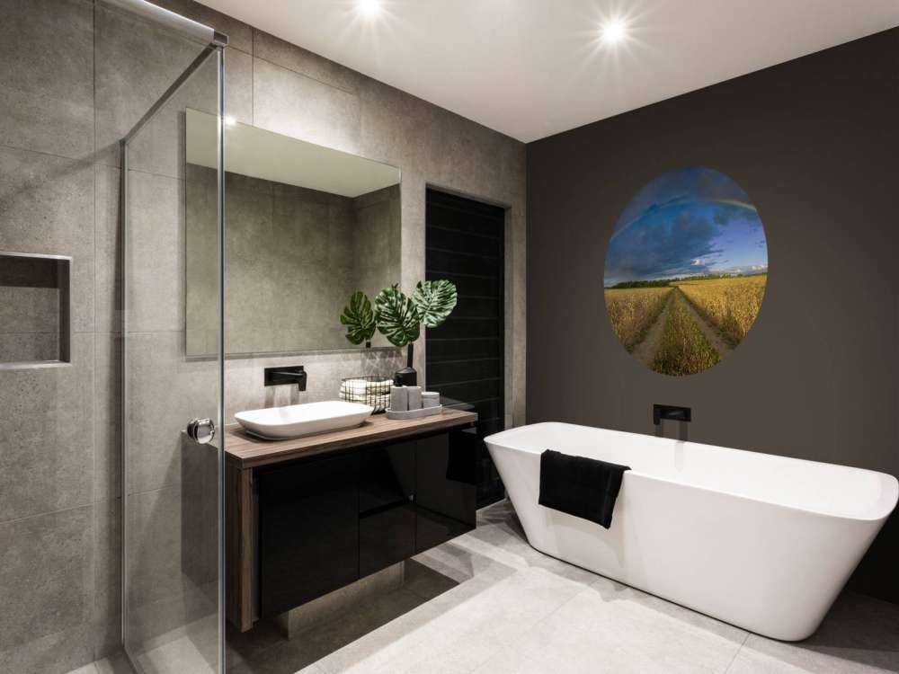 Arcobaleno su un campo di grano