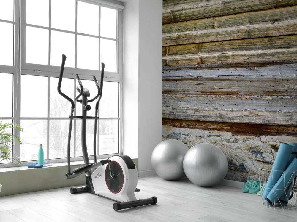 Legno invecchiato su muro di pietra