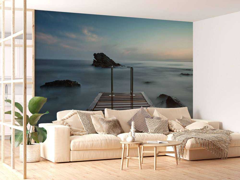 Molo di legno in riva al mare