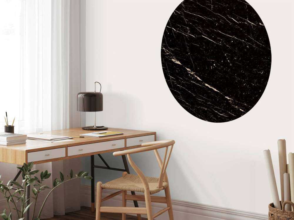 Marmo scuro con struttura chiara