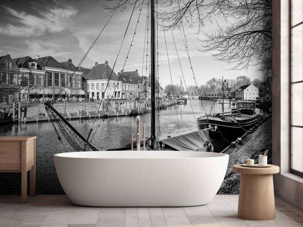 Navi da carico storiche ormeggiate a Dokkum Friesland 