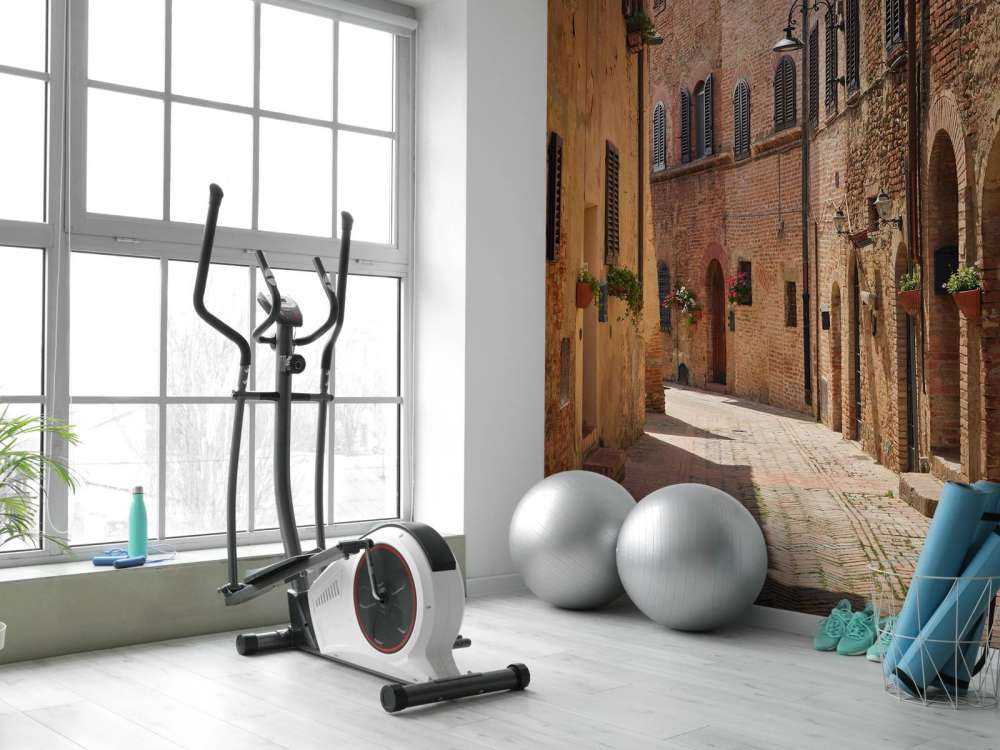 Strada classica con fiori