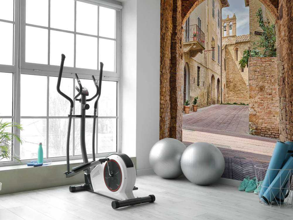 Piccola strada con arco