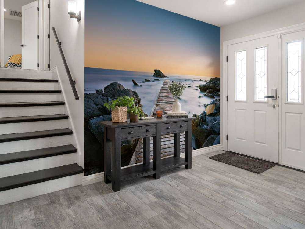 Molo su una riva rocciosa