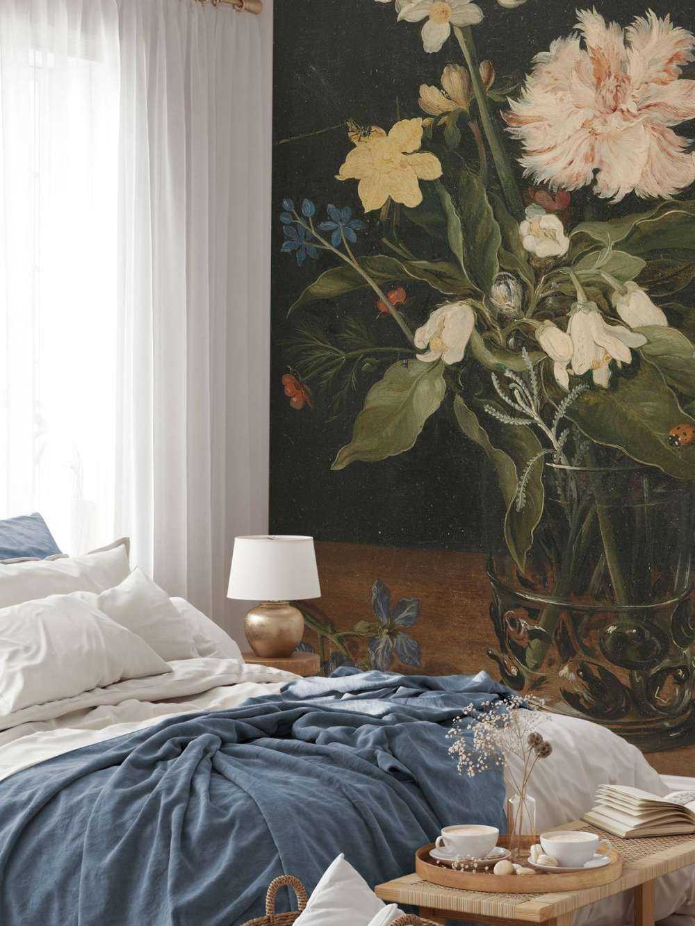 Natura morta con fiori in un bicchiere