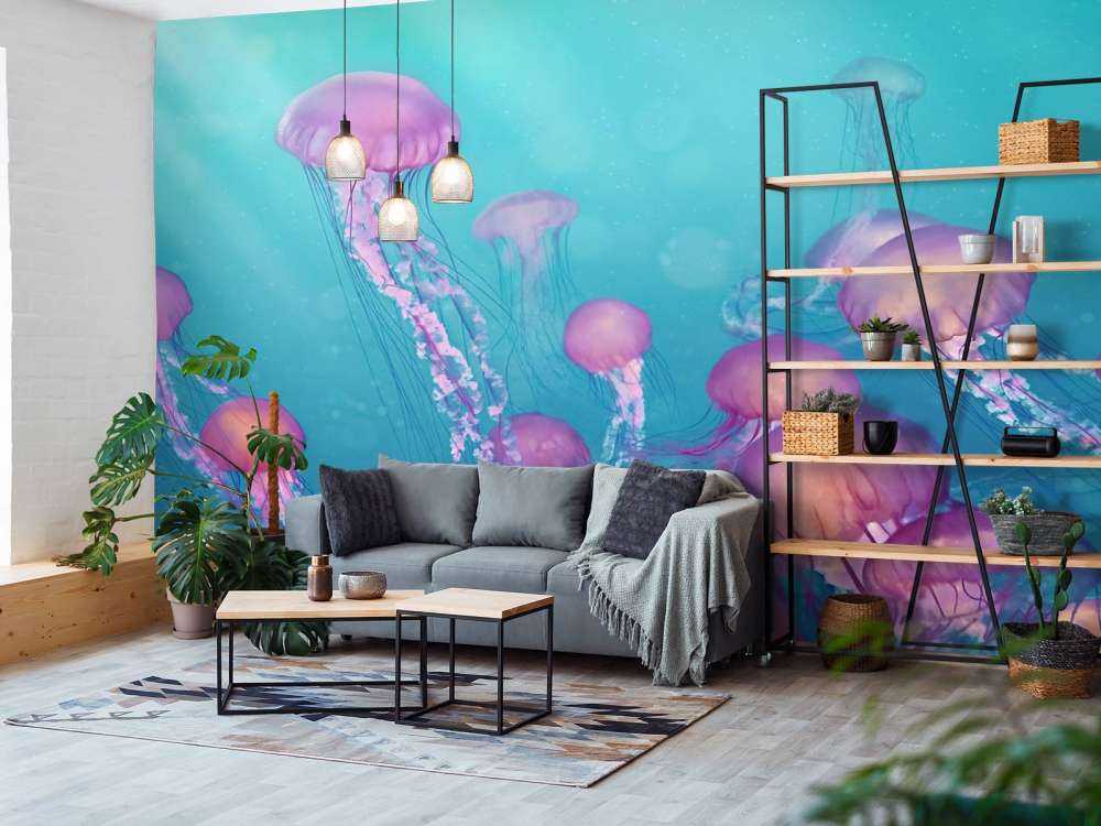 Medusa rosa in mare blu