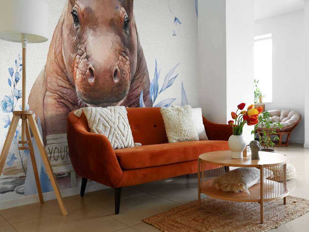 Baby ippopotamo tra le foglie blu