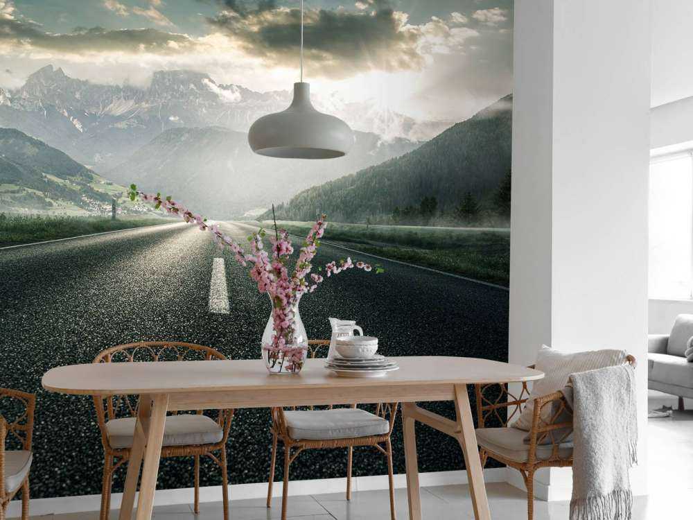 Strada nel paesaggio montano