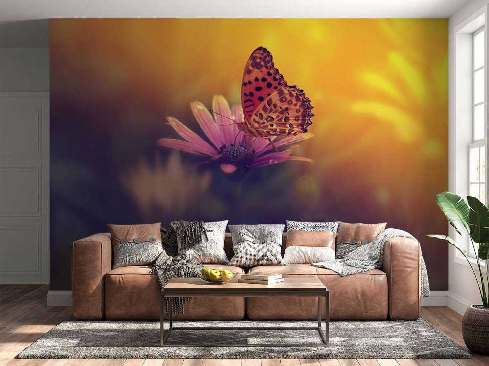 Farfalla rossa su fiore