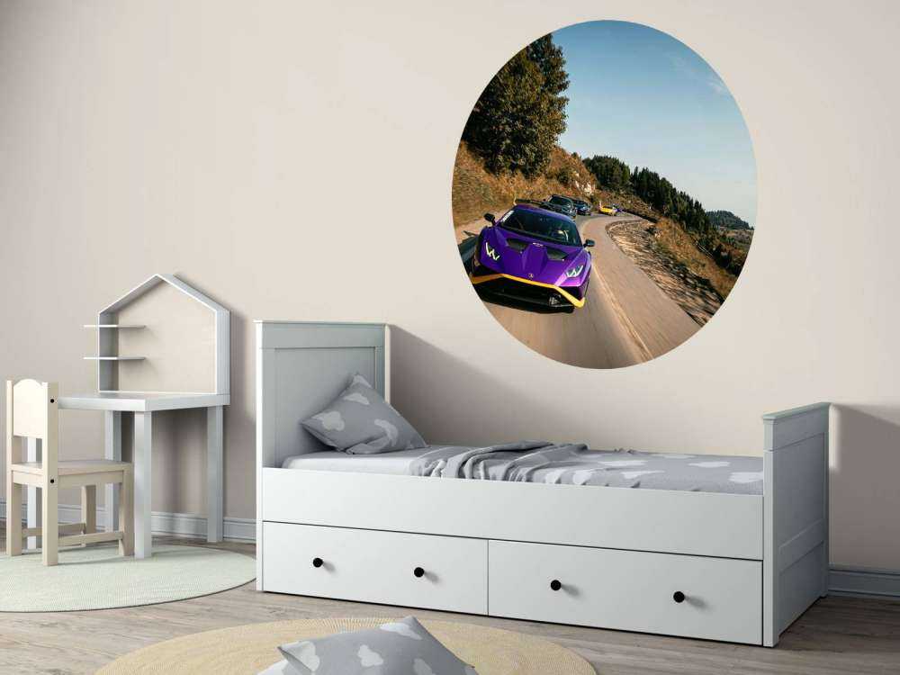 Convoglio di supercar attraverso le montagne