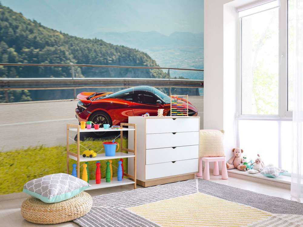 Guidando attraverso il panorama montano