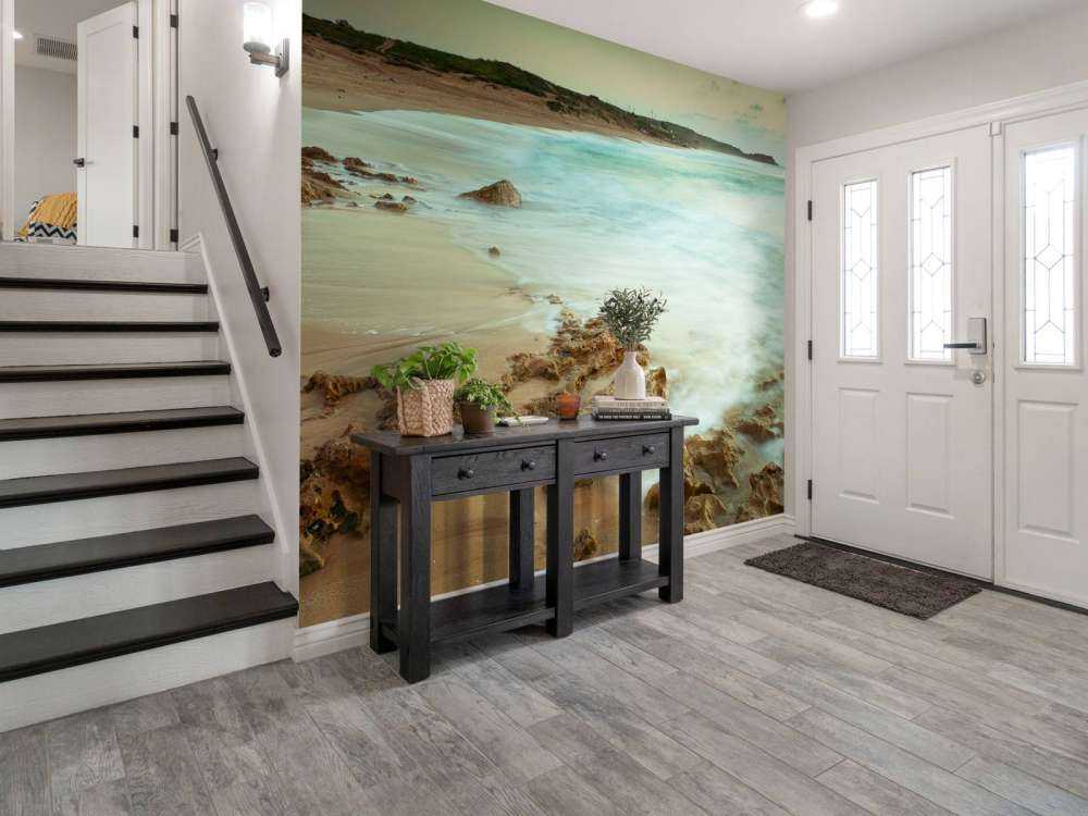 Spiaggia tranquilla con rocce