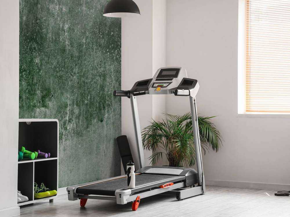 Vecchia parete verde alle intemperie