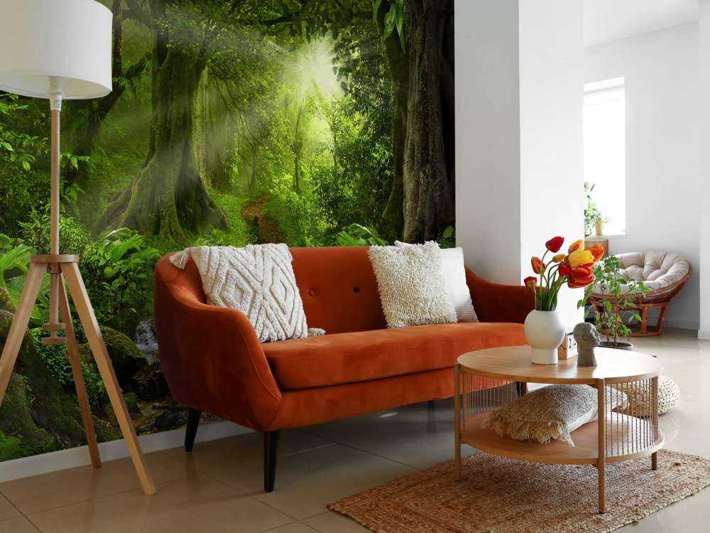 Giungla tropicale con luce solare