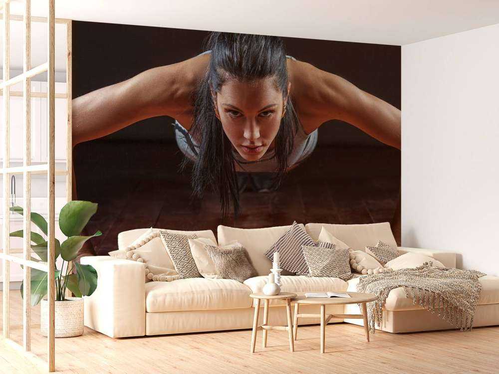 Donna che fa flessioni