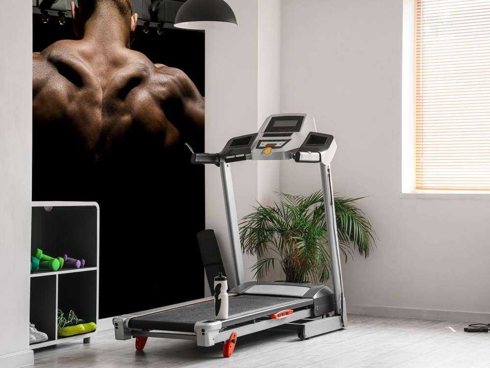 Uomo con la schiena muscolosa