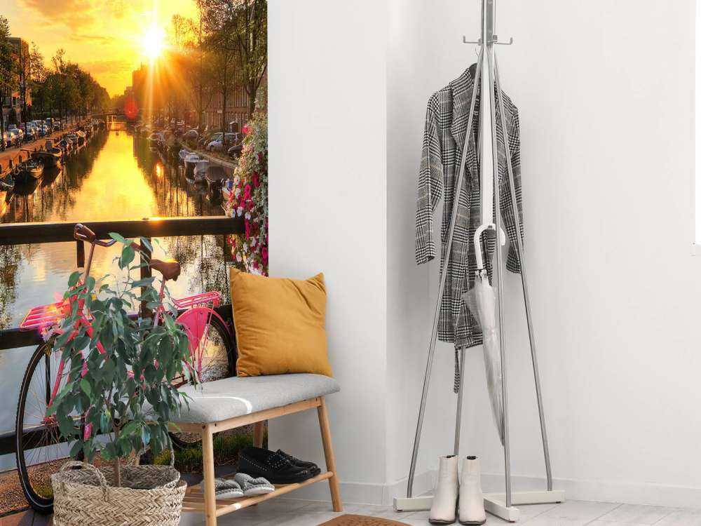 In bicicletta su un ponte con i fiori