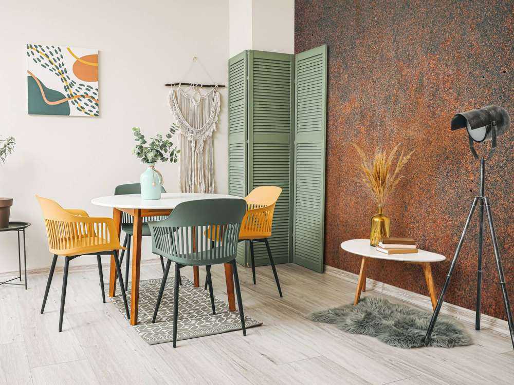 Primo piano di una vecchia lastra di metallo.