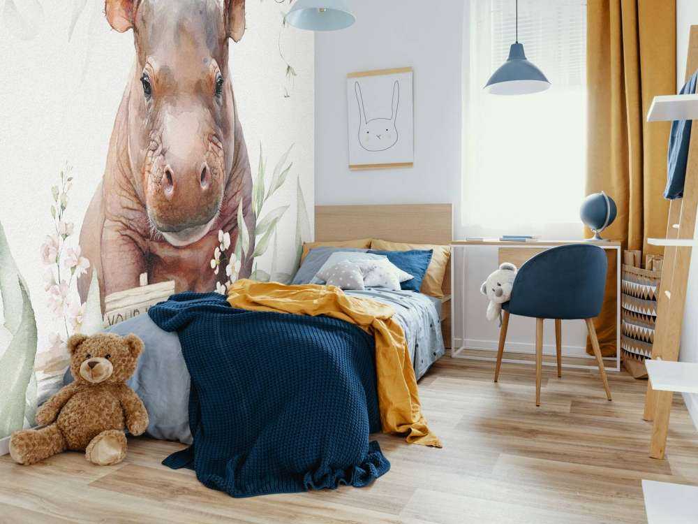 Baby ippopotamo tra le foglie