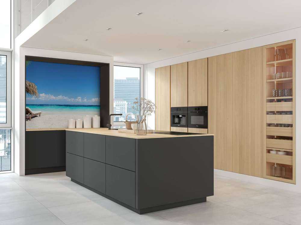 Sedie e ombrellone sulla spiaggia tropicale