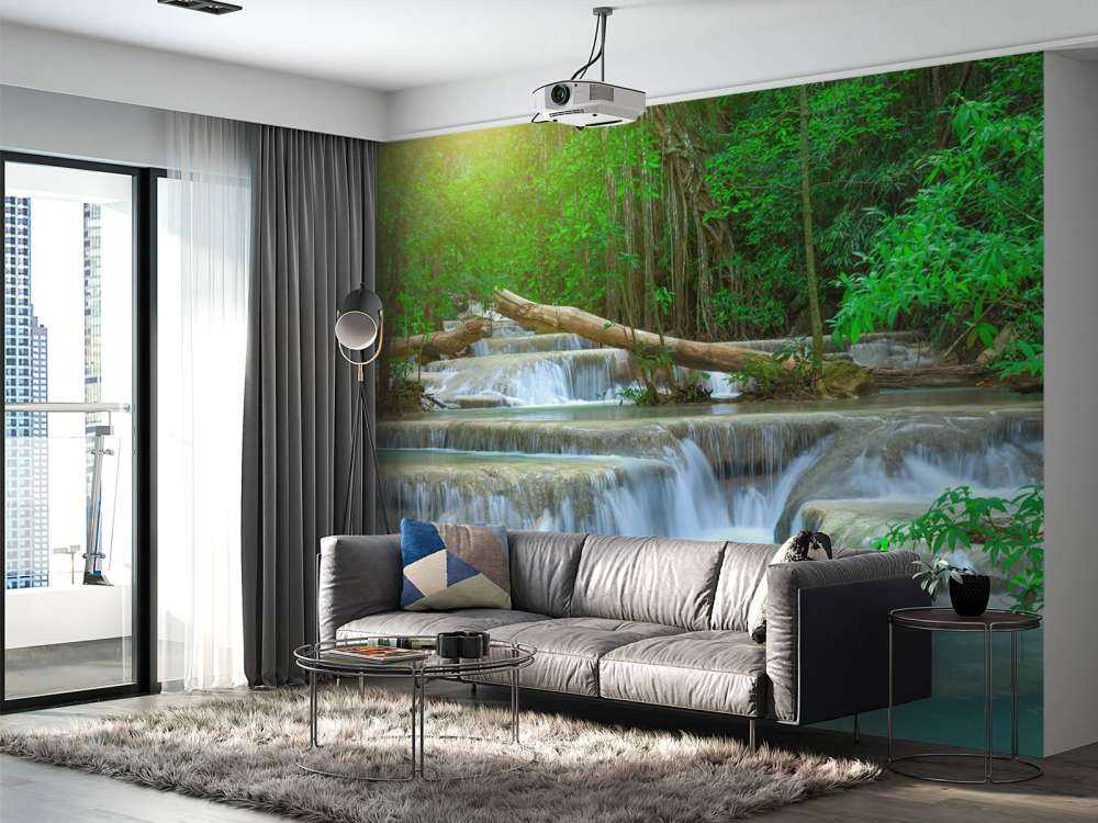 Ampia cascata nella foresta