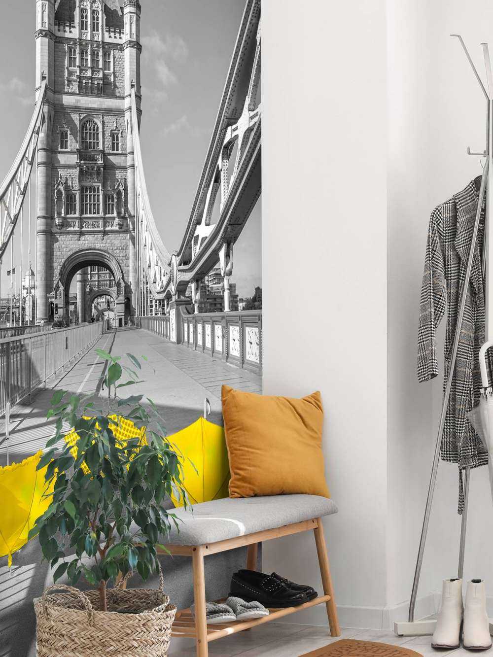 Ombrelli gialli sul Tower bridge