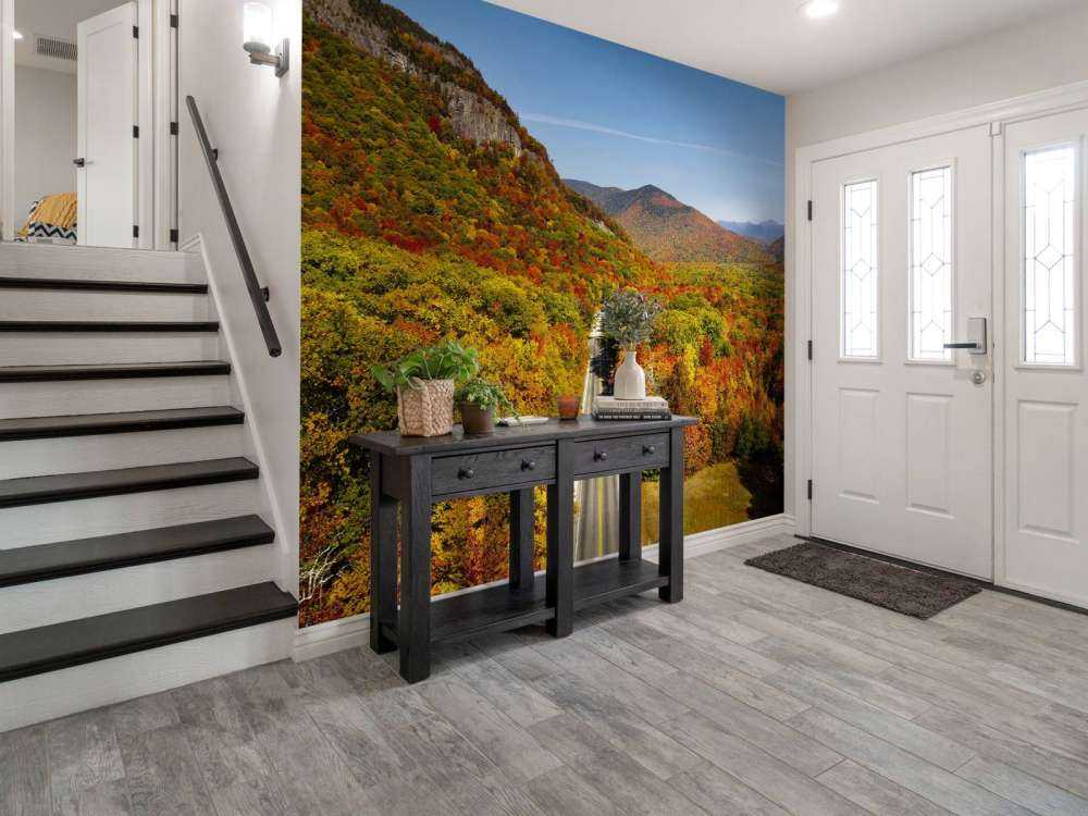 Strada attraverso il paesaggio autunnale