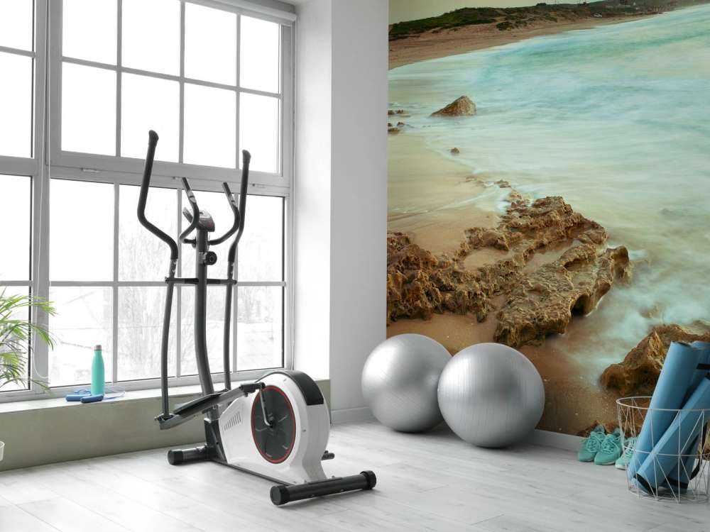 Spiaggia tranquilla con rocce