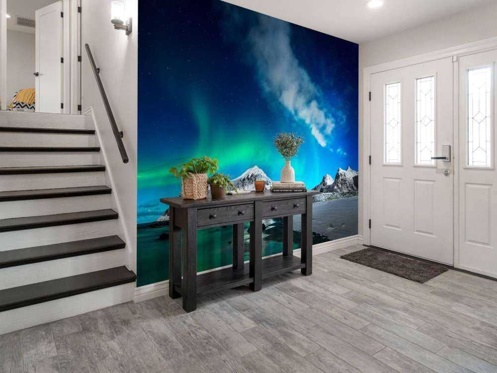 L'aurora boreale sopra le montagne