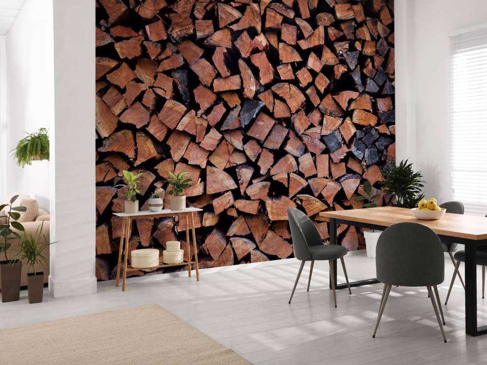 Legno spaccato e accatastato