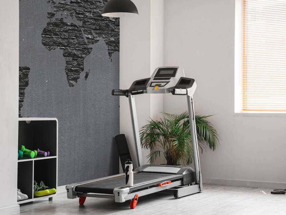 Pietre della mappa del mondo su cemento grigio