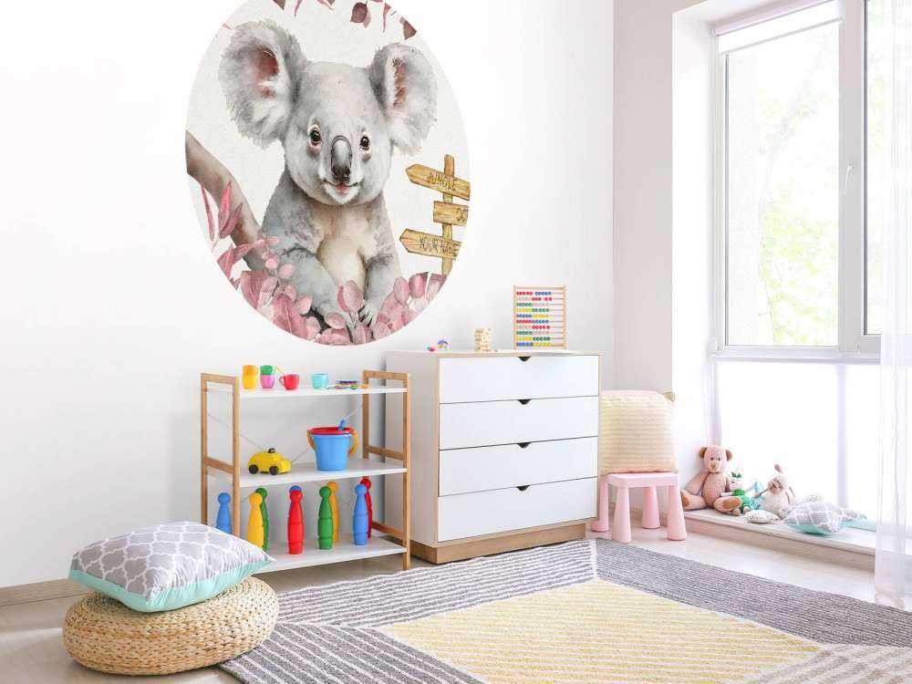 Baby koala nella giungla rosa