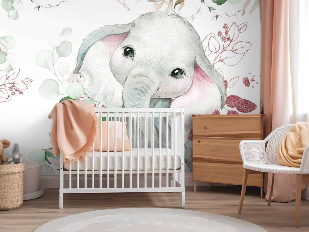 Baby elefante con foglie di menta e rosa