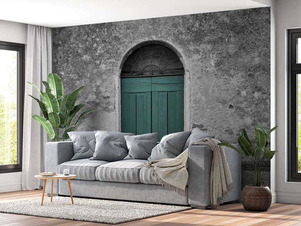 Porta verde in un vecchio muro