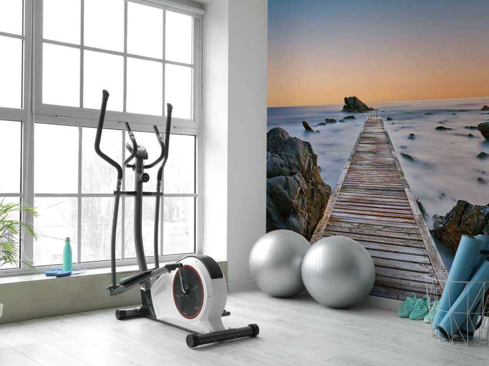 Molo su una riva rocciosa