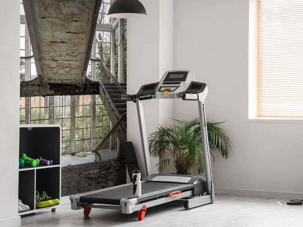 Scala di una scuola abbandonata